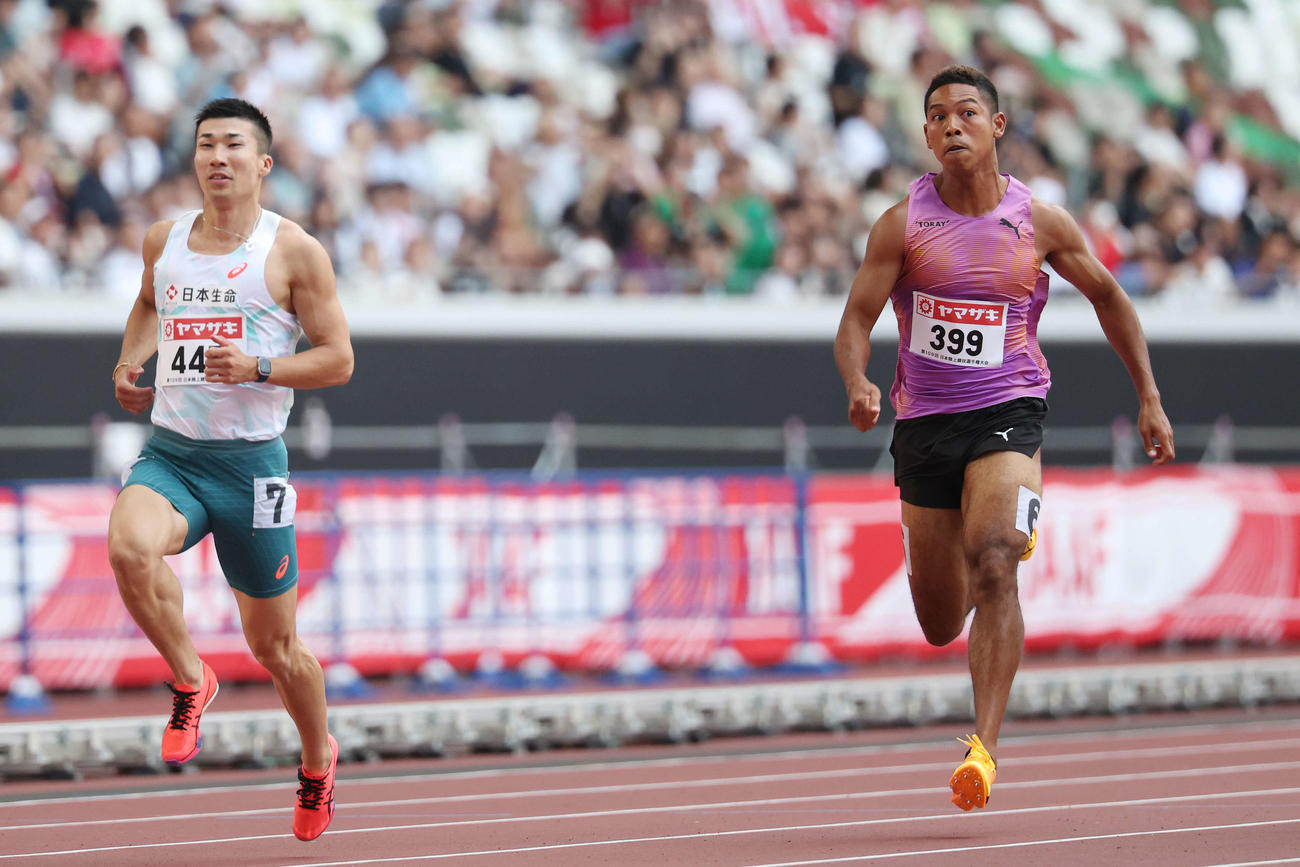 男子100メートル予選　力走する桐生（左）とサニブラウン（撮影・宮地輝）