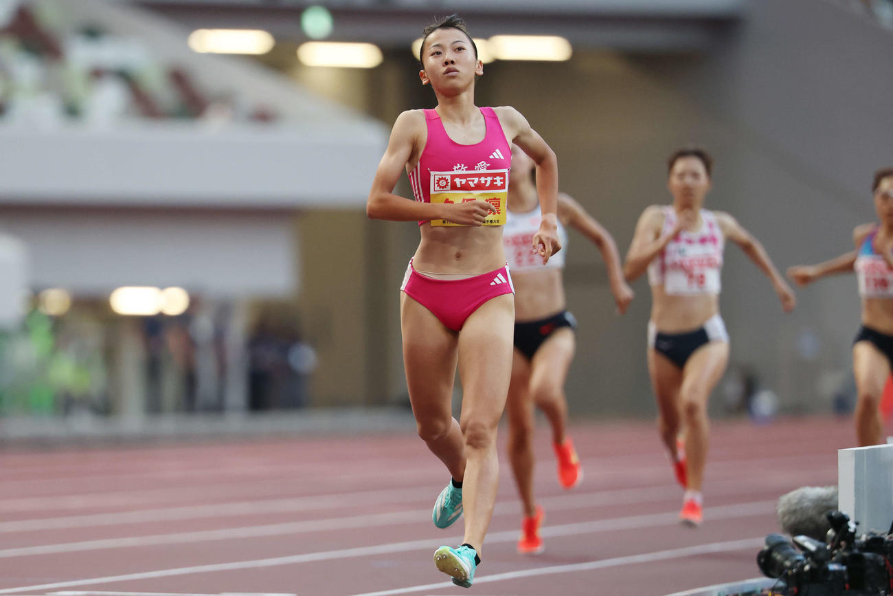 女子800メートル予選3組1着となった久保（撮影・宮地輝）