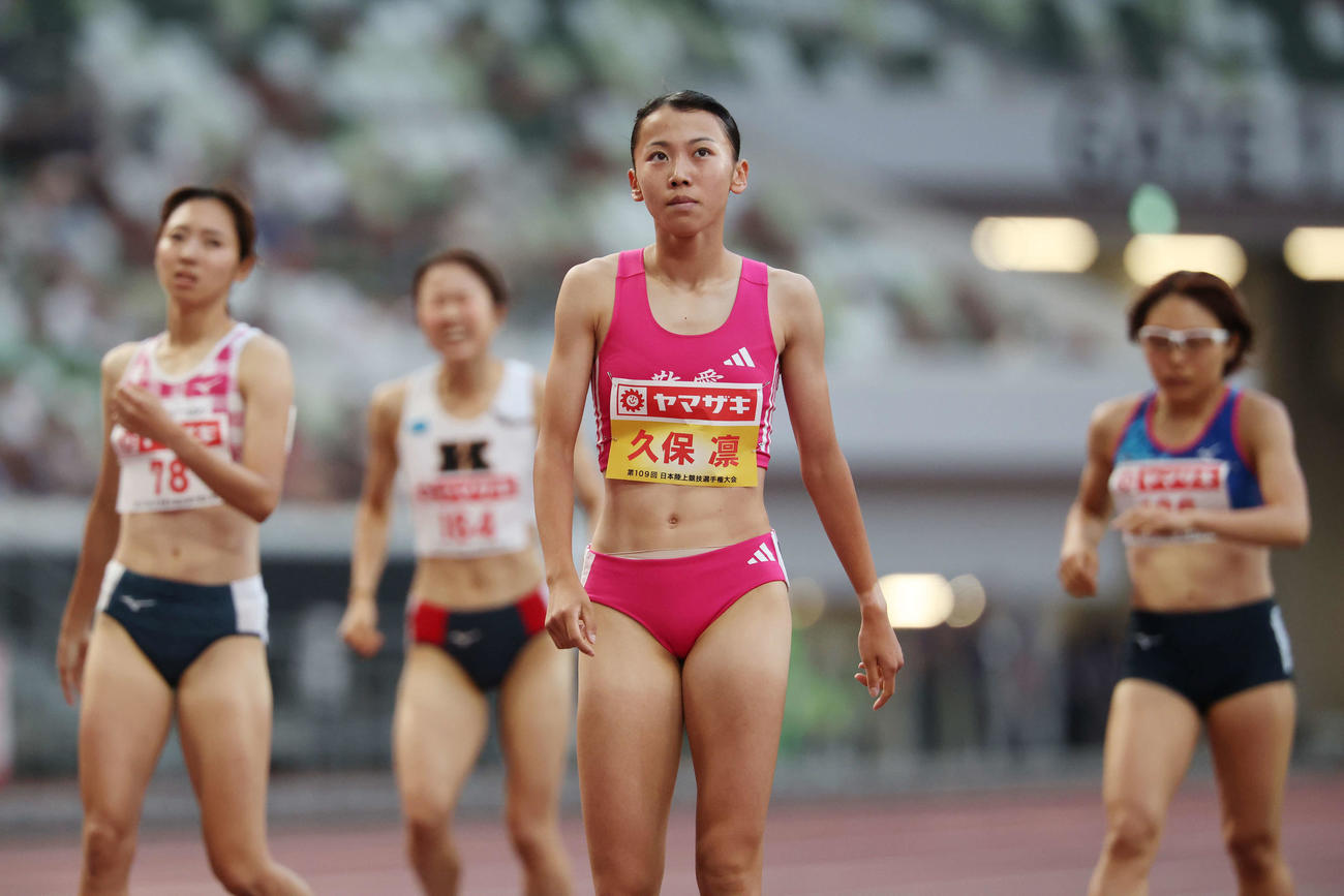 女子800メートル予選3組1着となった久保（撮影・宮地輝）