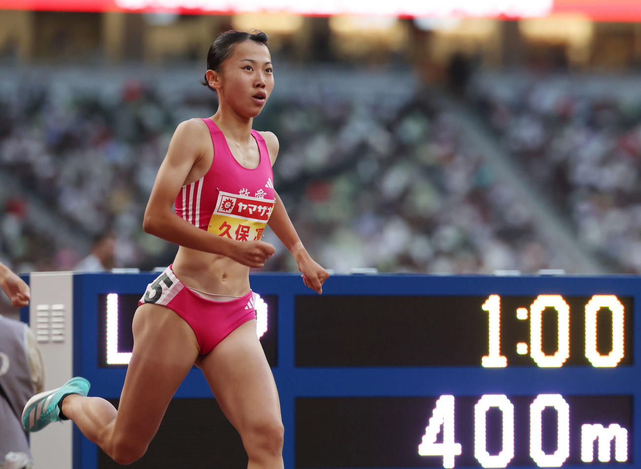 女子800メートル予選　力走する久保（撮影・宮地輝）