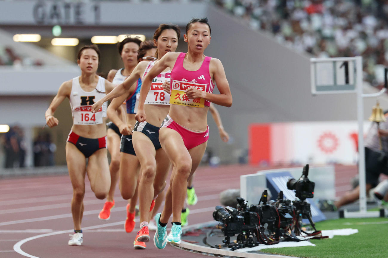 女子800メートル予選　力走する久保（撮影・宮地輝）
