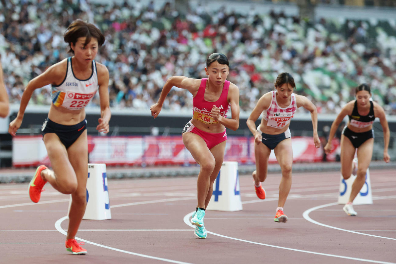 女子800メートル予選　スタートを切る久保（撮影・宮地輝）