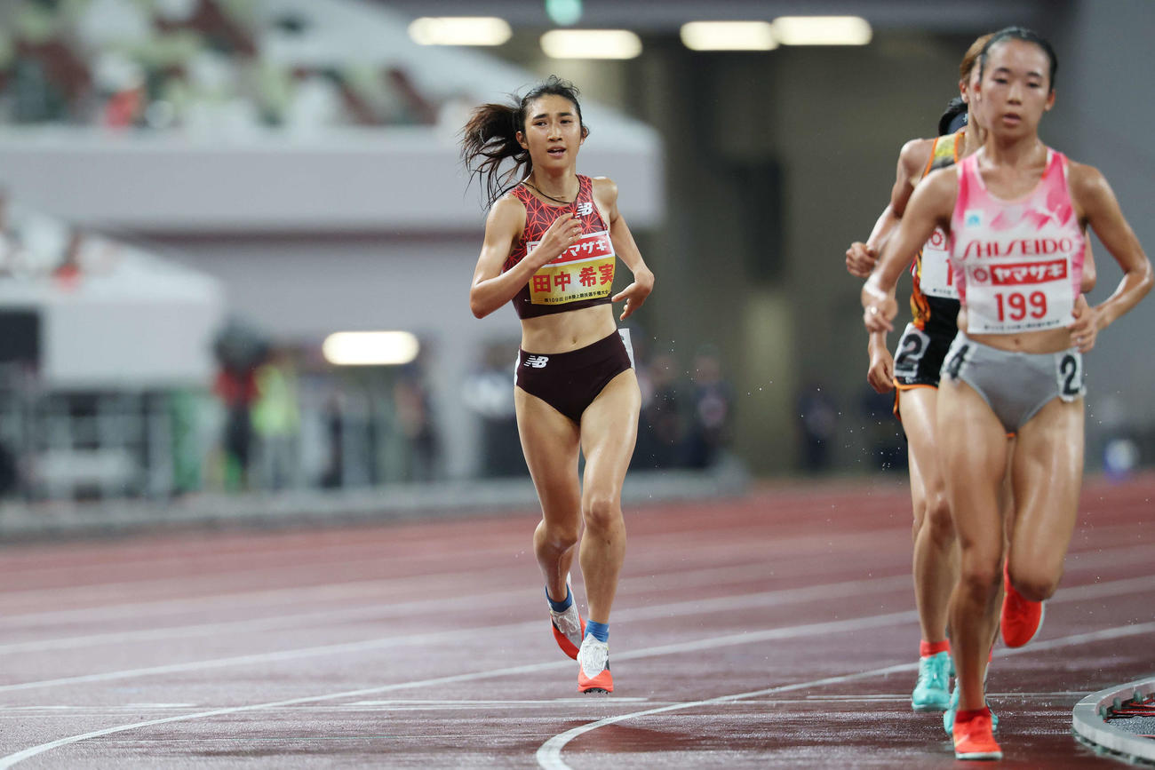 女子5000メートル決勝　1着でフィニッシュする田中（撮影・宮地輝）