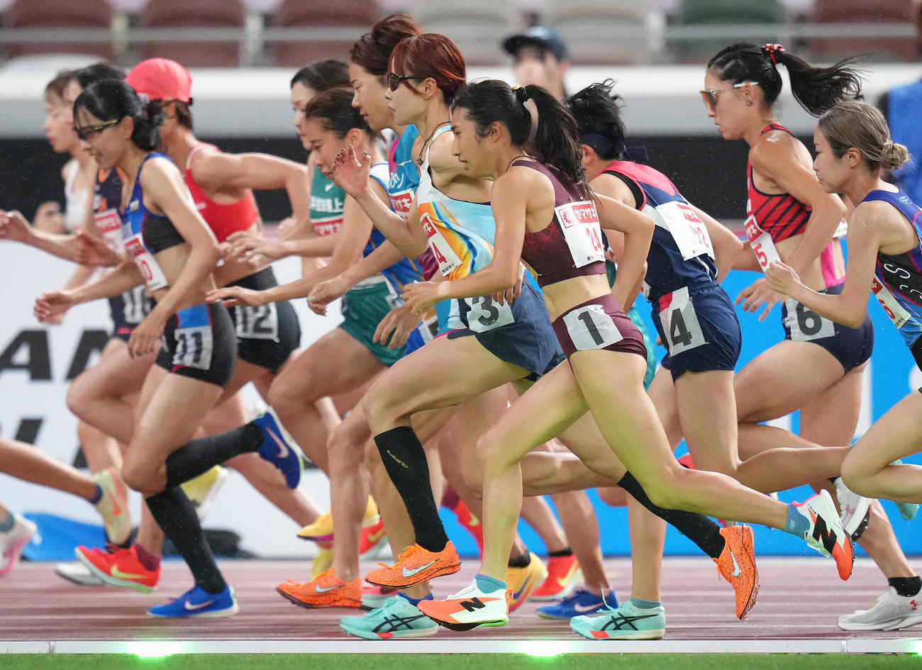 女子5000メートル決勝のスタートを切る田中（手前中央右）ら（撮影・足立雅史）