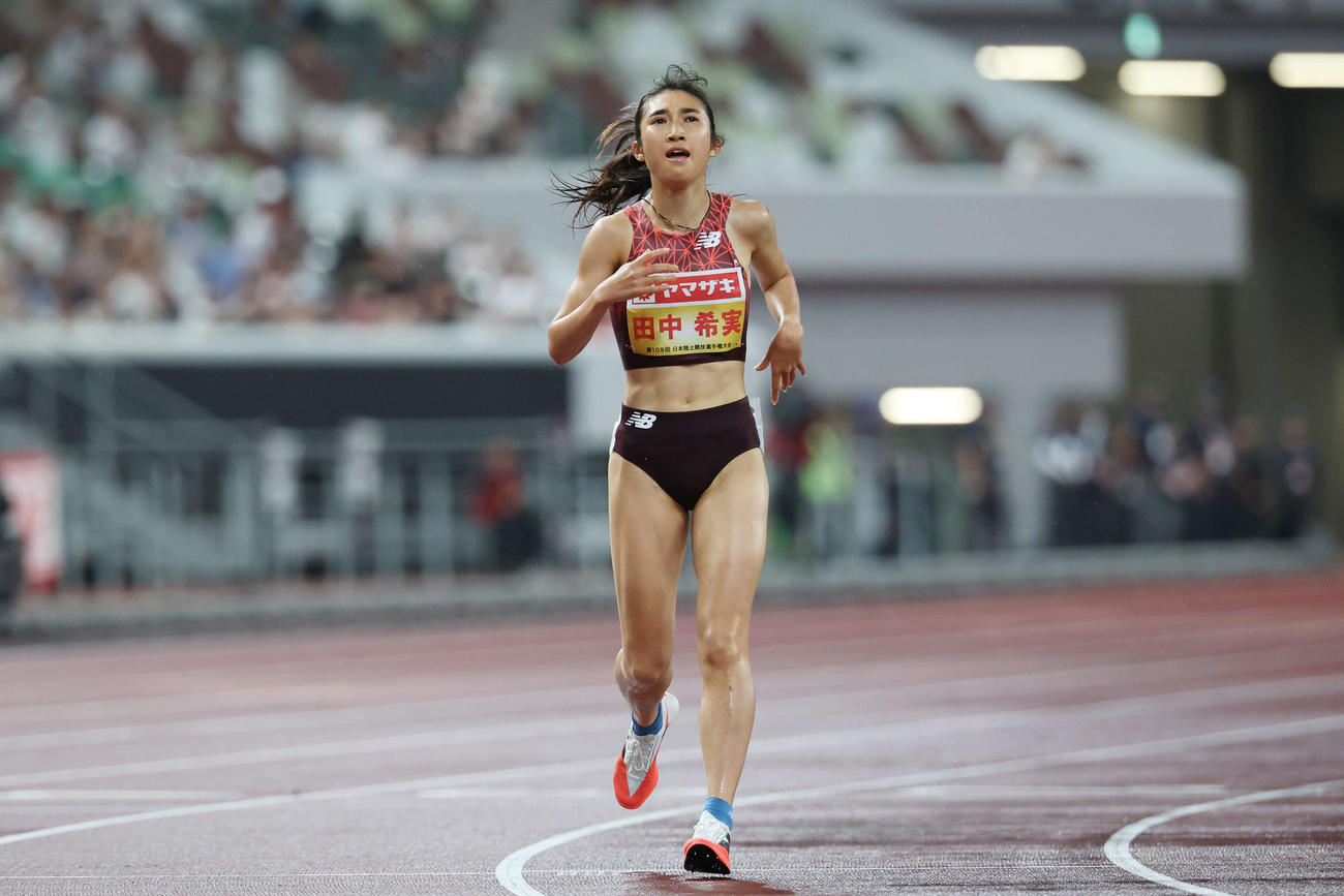 女子5000メートル決勝　1着でフィニッシュする田中（撮影・宮地輝）