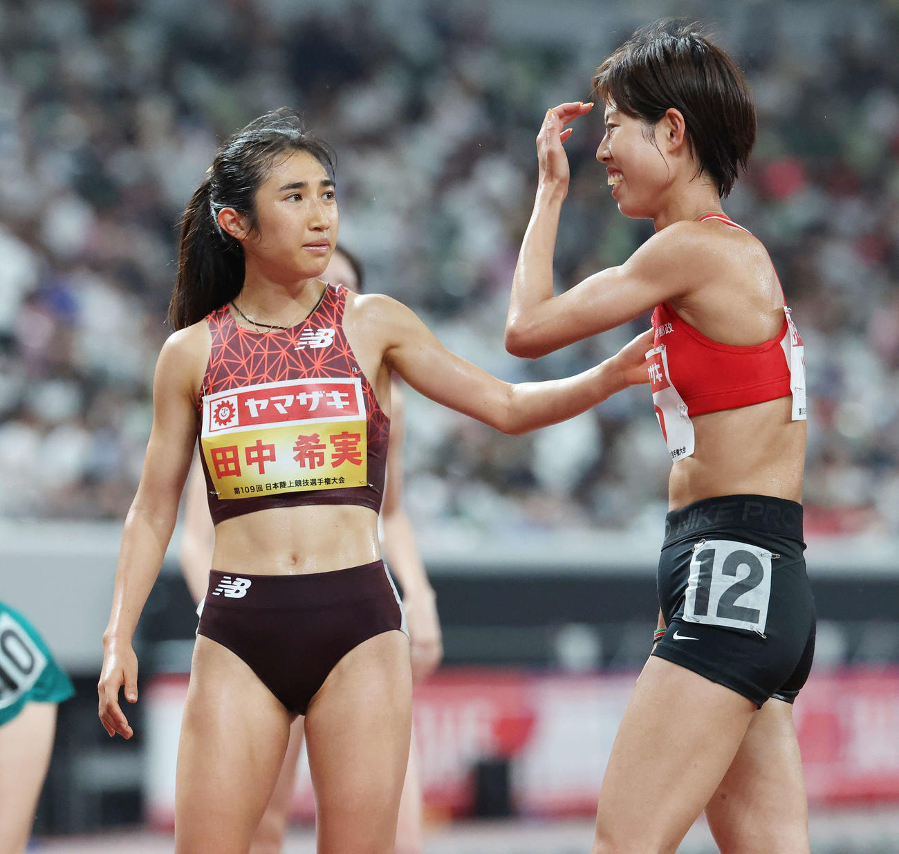 女子5000メートル決勝　広中（右）と健闘をたたえ合う田中（撮影・宮地輝）