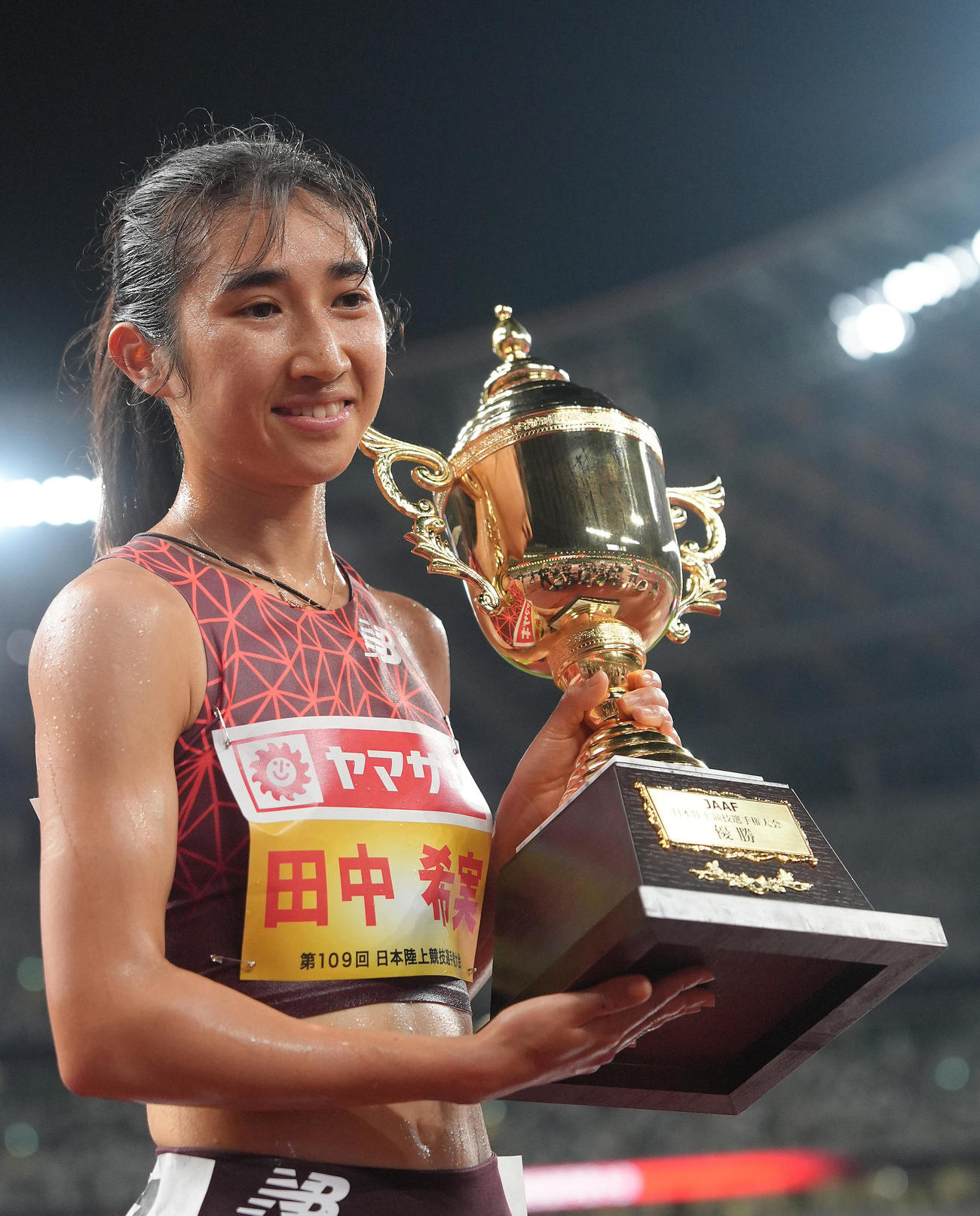 女子5000メートル決勝で優勝し笑顔を見せる田中（撮影・足立雅史）