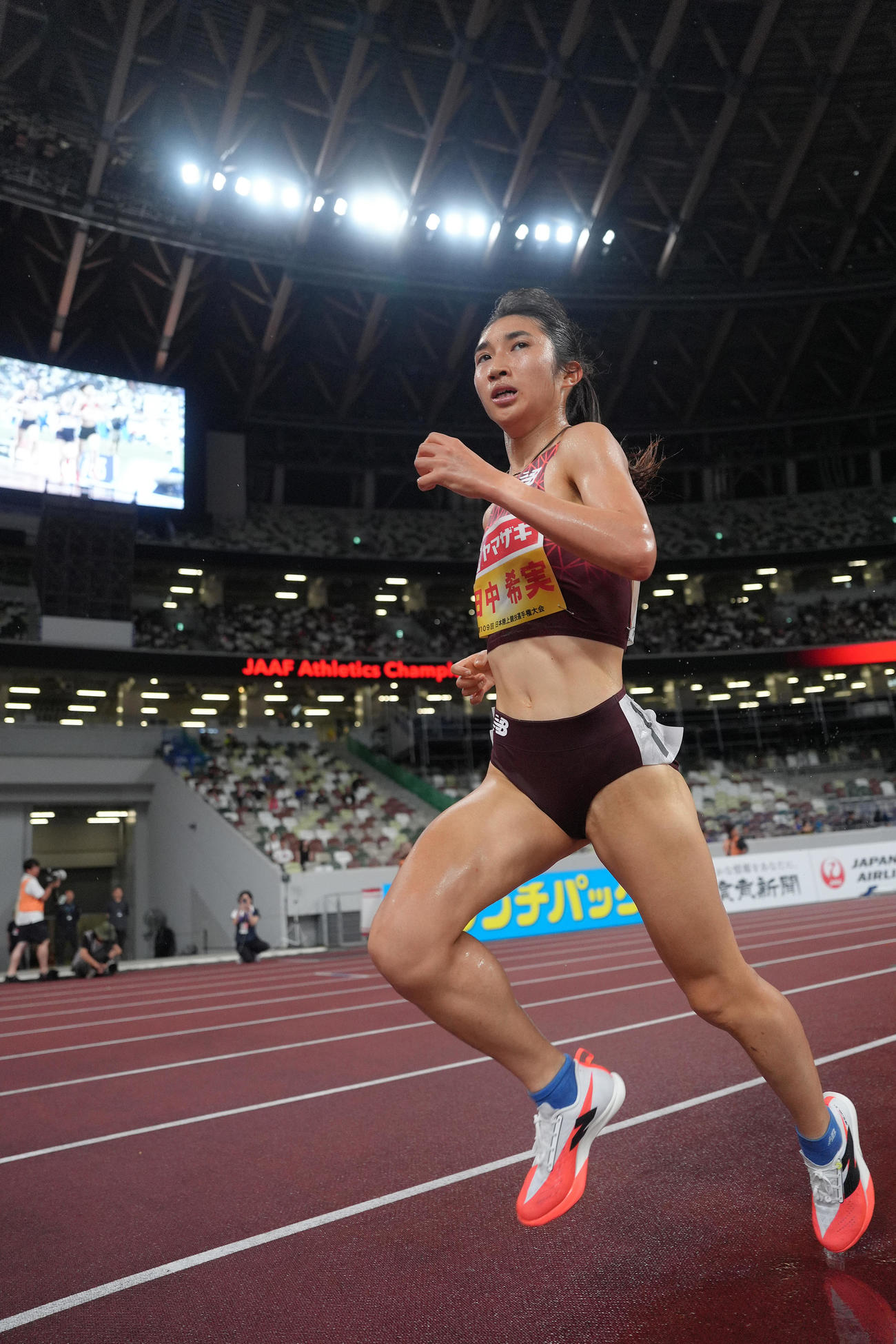 女子5000メートル決勝の先頭を走る田中（撮影・足立雅史）