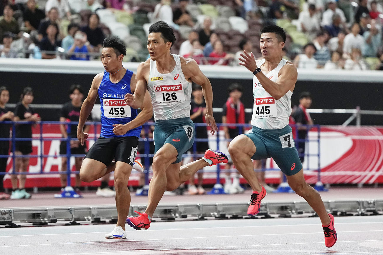 男子100メートル準決勝　力走する（右から）桐生祥秀、山縣亮太（共同）