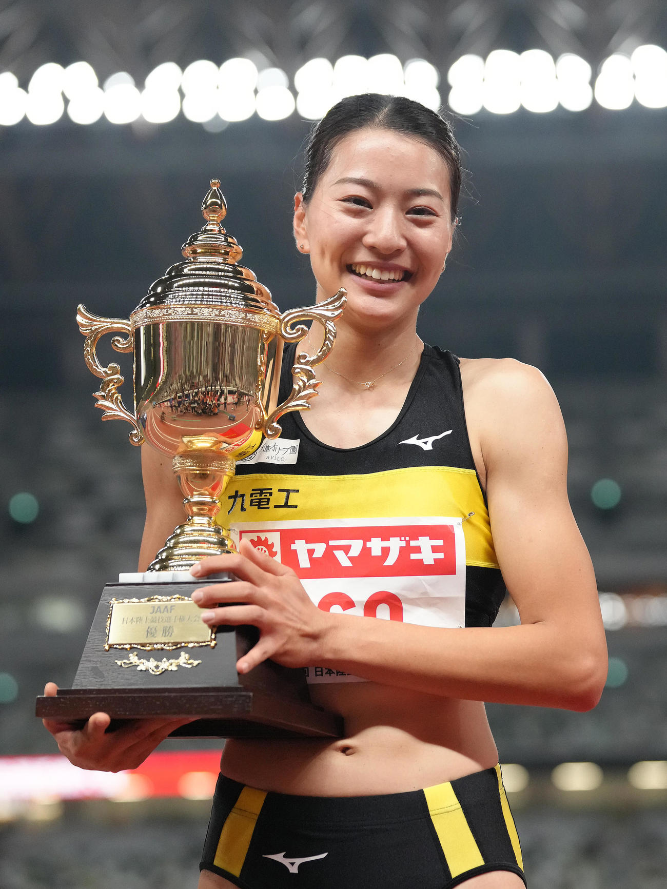 女子三段跳びで優勝し笑顔を見せる高島（撮影・足立雅史）