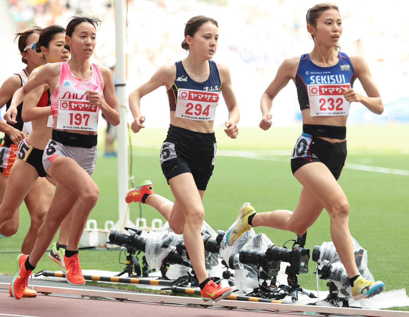 女子1500メートル予選1組で力走するドルーリー朱瑛里（中）（代表撮影）