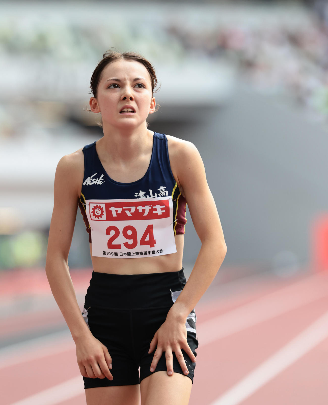 女子1500メートル予選1組　13位でゴールし苦しそうな表情を見せるドルーリー（代表撮影）