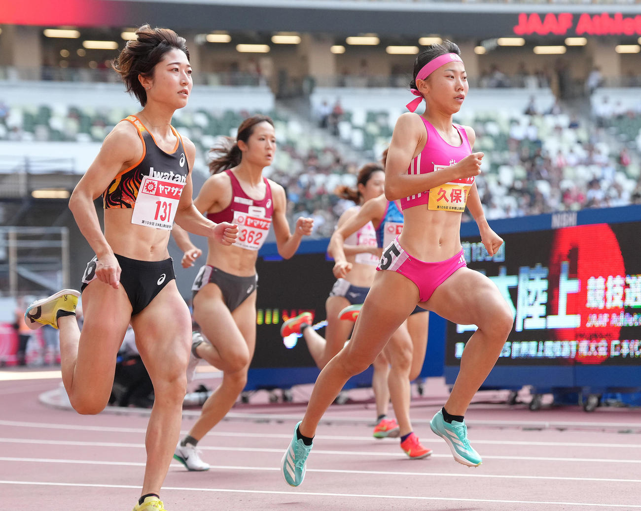 女子800メートル決勝を日本新記録で優勝した久保（右）（撮影・足立雅史）
