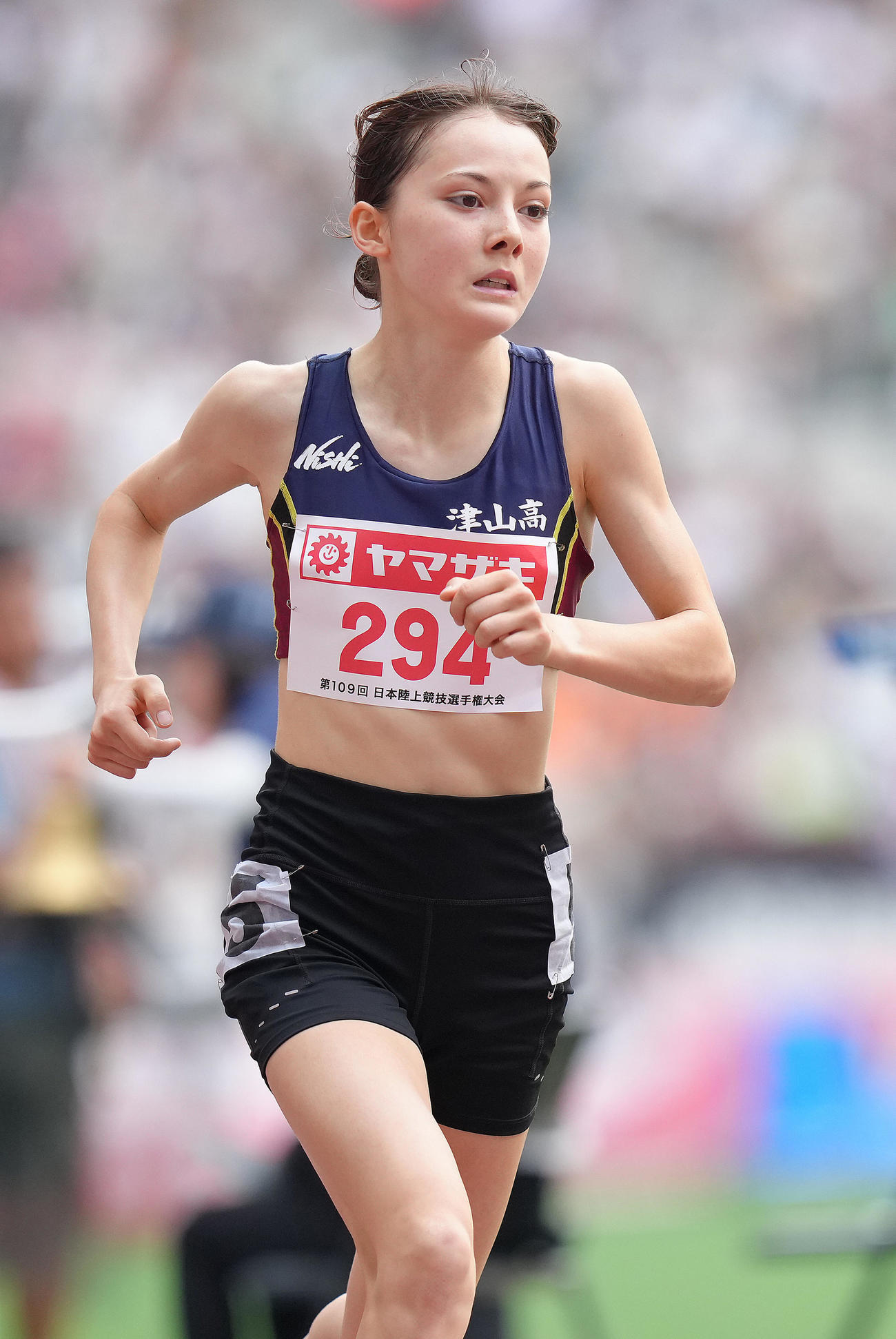 女子1500メートル予選1組で苦しそうな表情を見せるドルーリー（撮影・足立雅史）