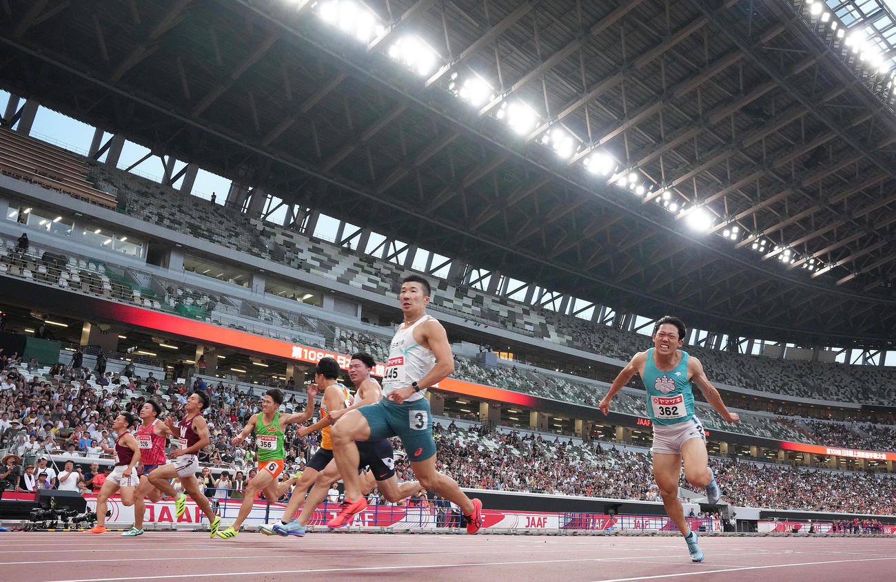 男子100メートル決勝で優勝した桐生（右から2人目）（撮影・足立雅史）