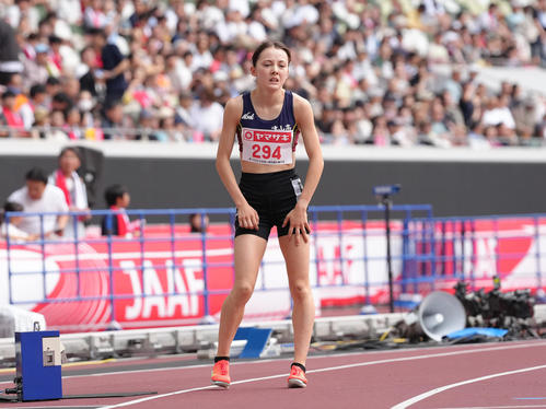 女子1500メートル予選1組をゴールし苦しそうな表情を見せるドルーリー（撮影・足立雅史）