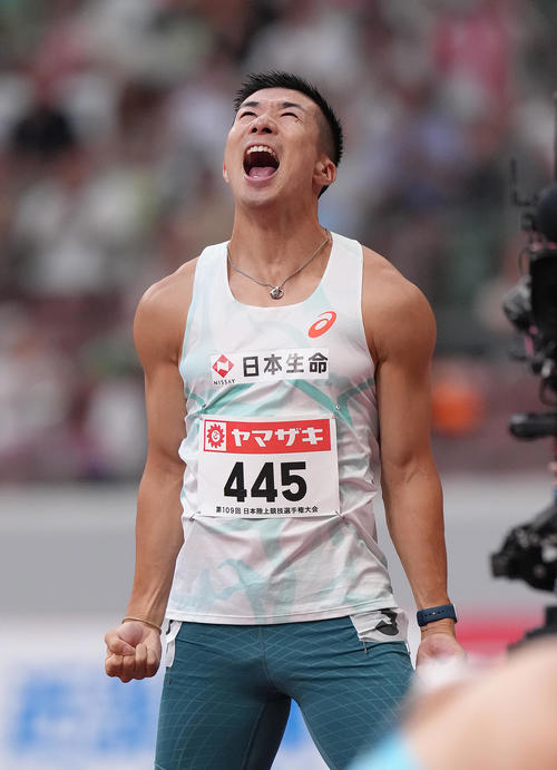 男子100メートル決勝で優勝し雄たけびを上げる桐生（撮影・足立雅史）