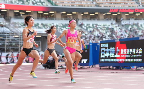 女子800メートル決勝のスタート直後前に出る久保（右）（撮影・足立雅史）