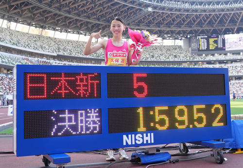 女子800メートル決勝を日本新記録で優勝した久保（撮影・足立雅史）