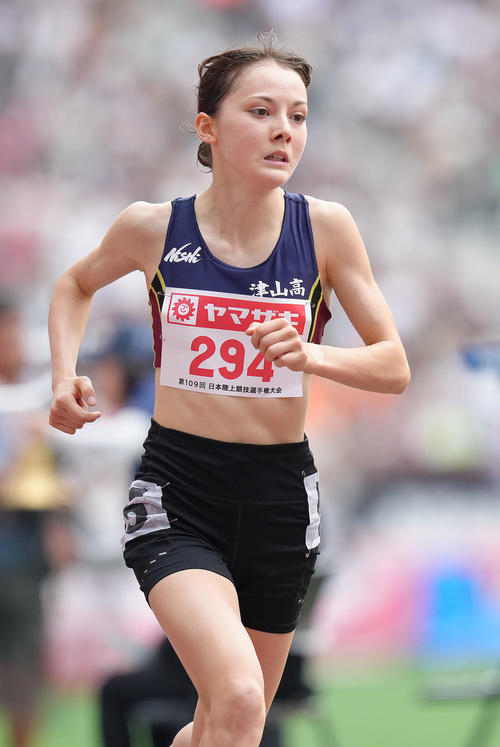 女子1500メートル予選1組で苦しそうな表情を見せるドルーリー（撮影・足立雅史）