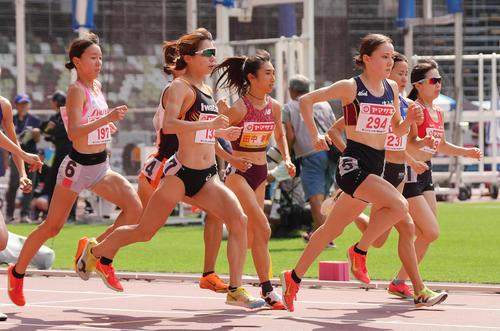 女子1500メートル予選1組のスタートで前に出るドルーリー（右から2人目）。中央は田中（撮影・足立雅史）