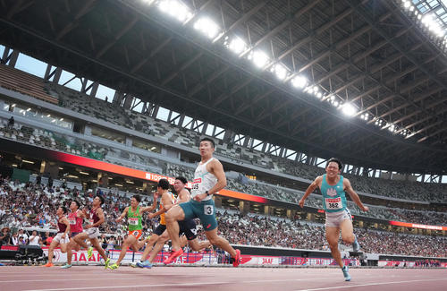 男子100メートル決勝で優勝した桐生（右から2人目）（撮影・足立雅史）
