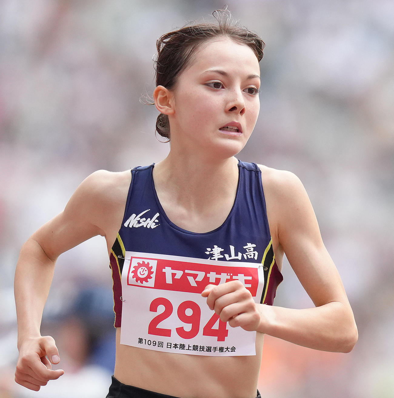 女子1500メートル予選1組で苦しそうな表情を見せるドルーリー（撮影・足立雅史）