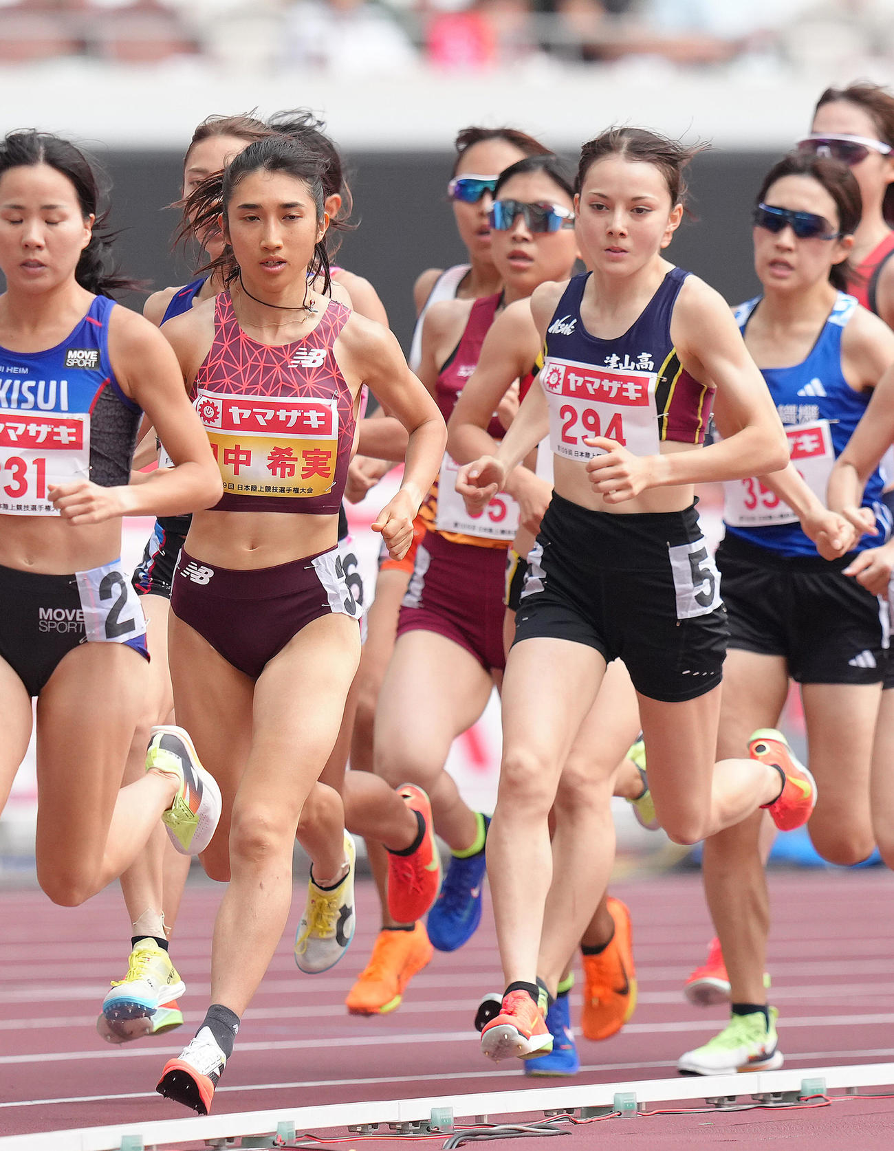 女子1500メートル予選1組で競り合う田中（左）、ドルーリー（右）ら（撮影・足立雅史）
