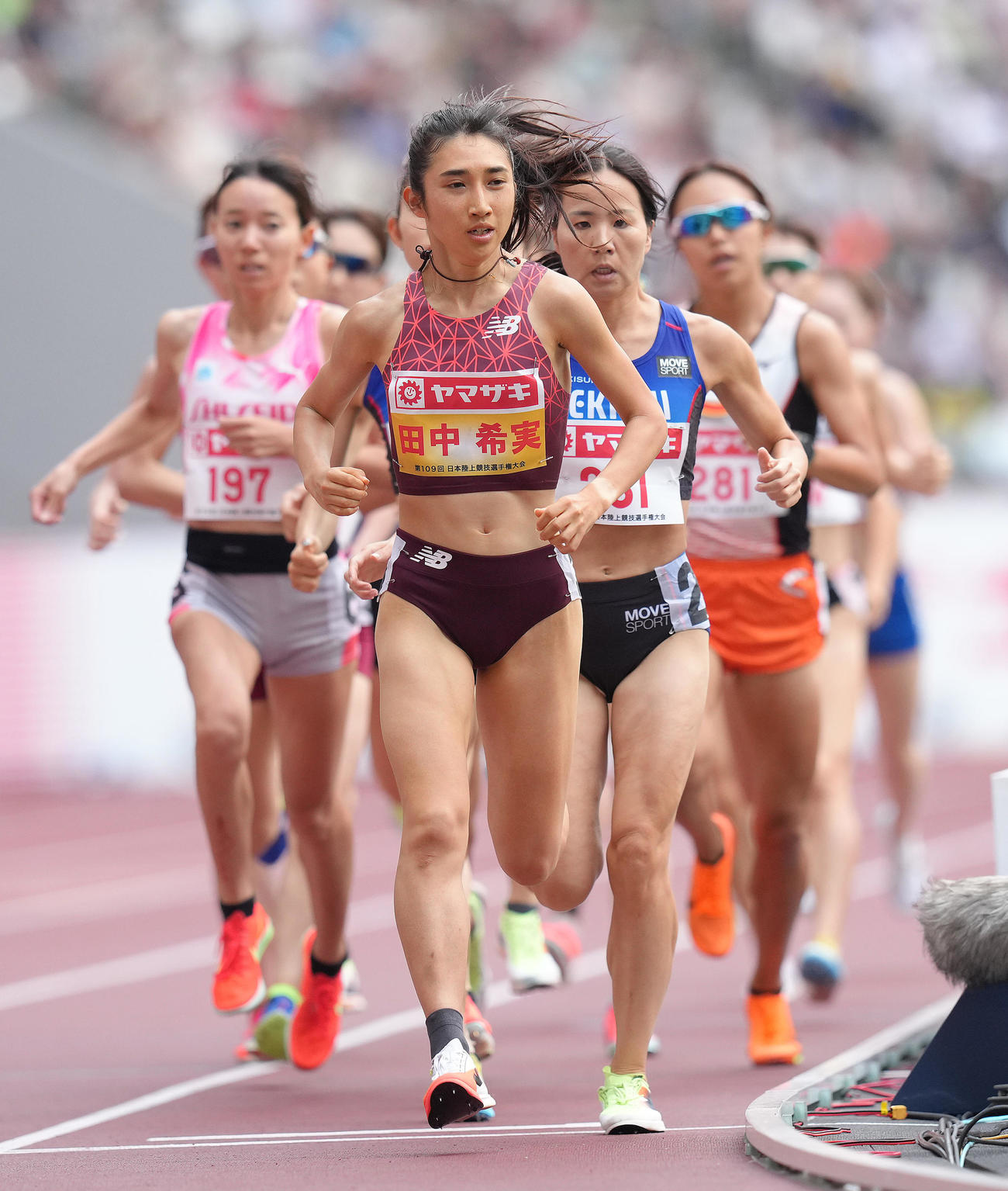 女子1500メートル予選1組で先頭を走る田中（中央）（撮影・足立雅史）