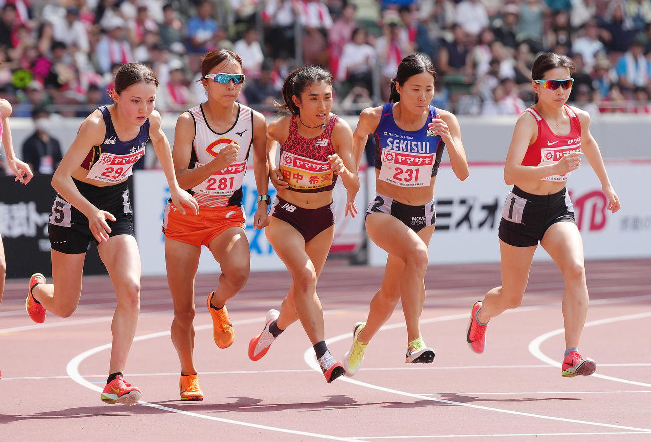 女子1500メートル予選1組をスタートする田中（中央）、ドルーリー（左端）ら（撮影・足立雅史）