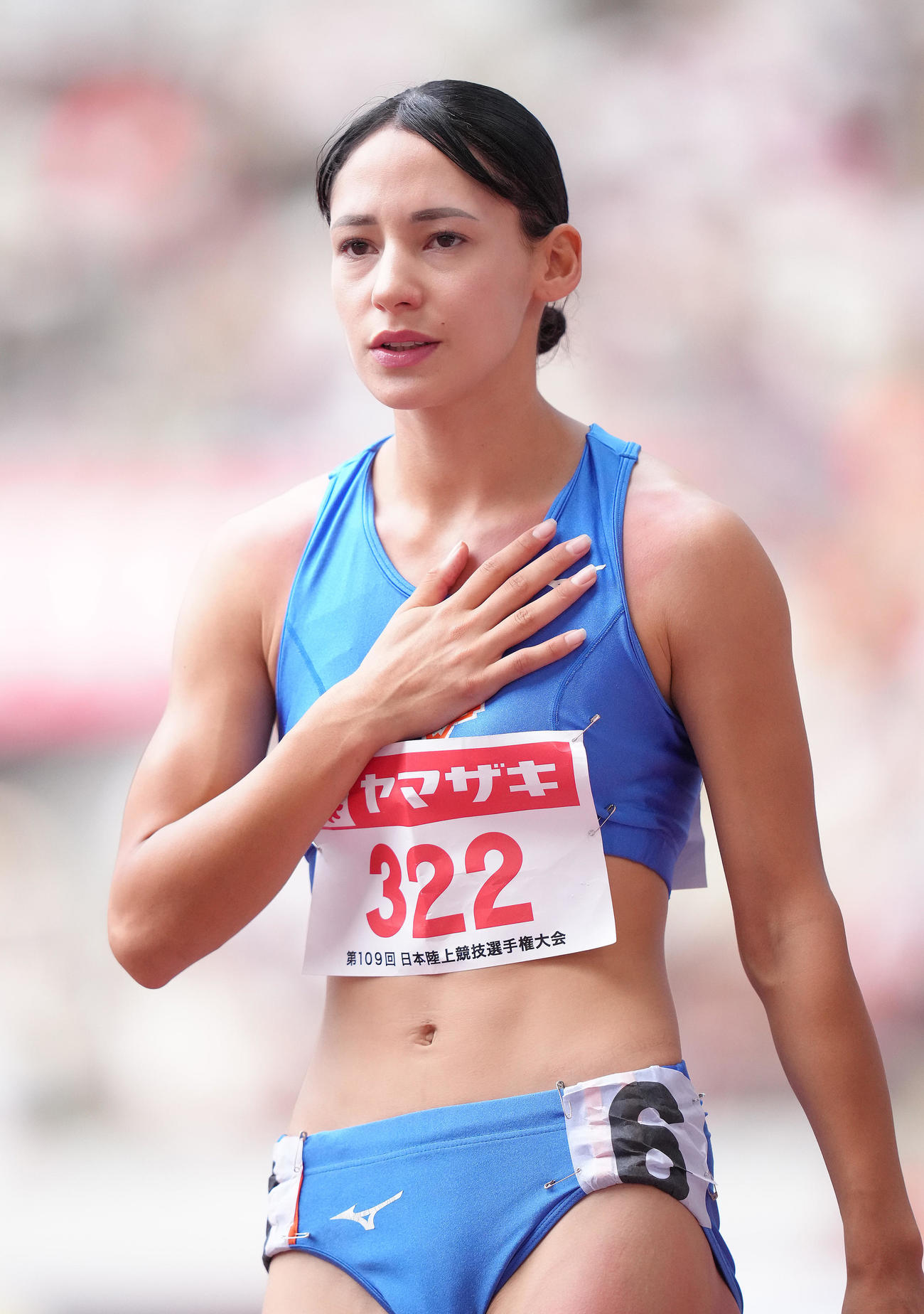 女子400メートル決勝を前に集中を高めるフロレス（撮影・足立雅史）