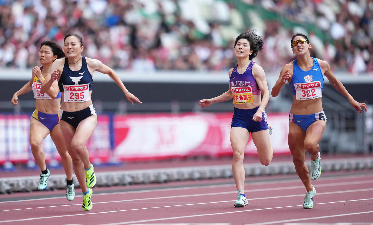 女子400メートル決勝で優勝した寺本（左から2人目）。中央は松本、右はフロレス（撮影・足立雅史）