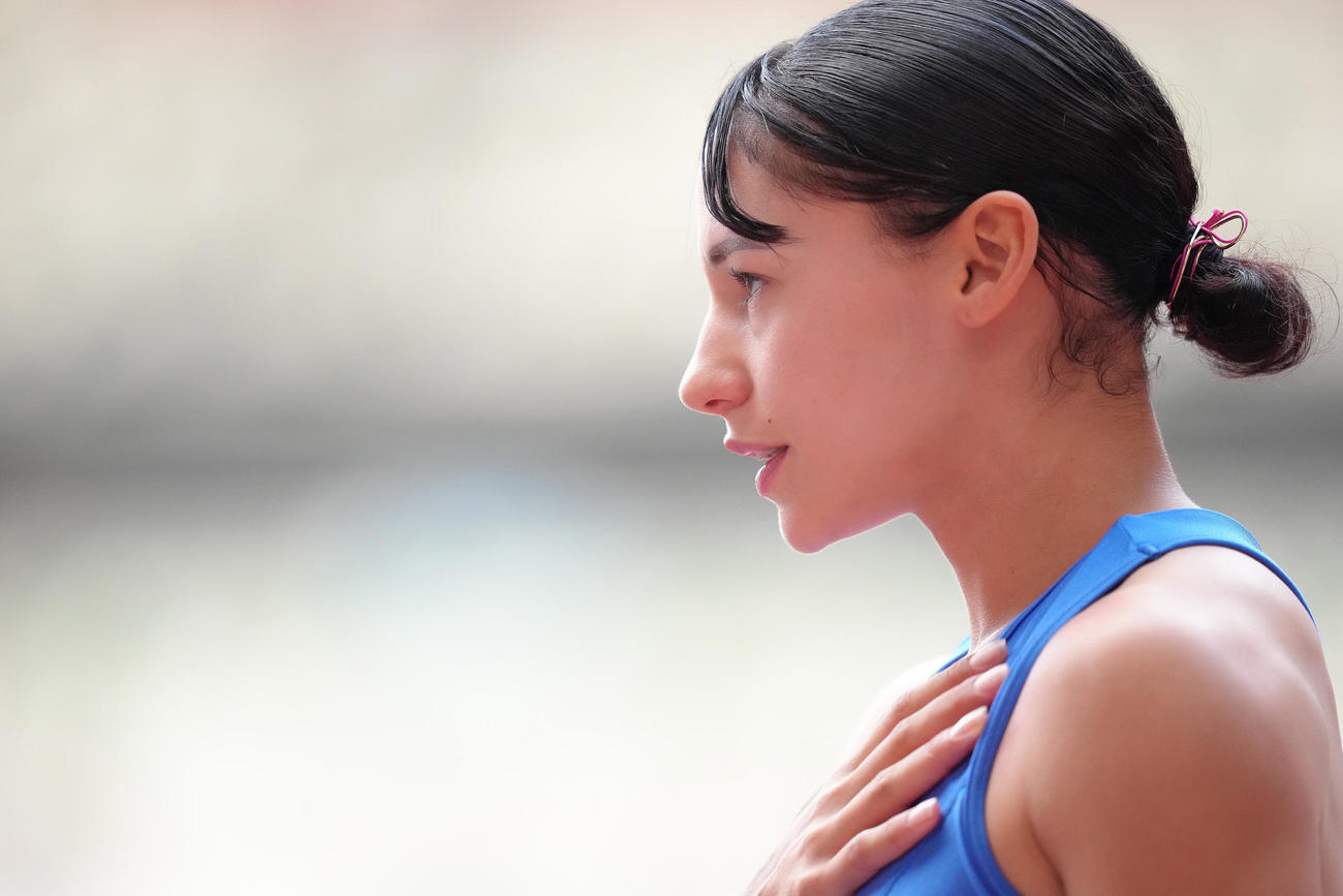 女子400メートル決勝を前に集中を高めるフロレス（撮影・足立雅史）