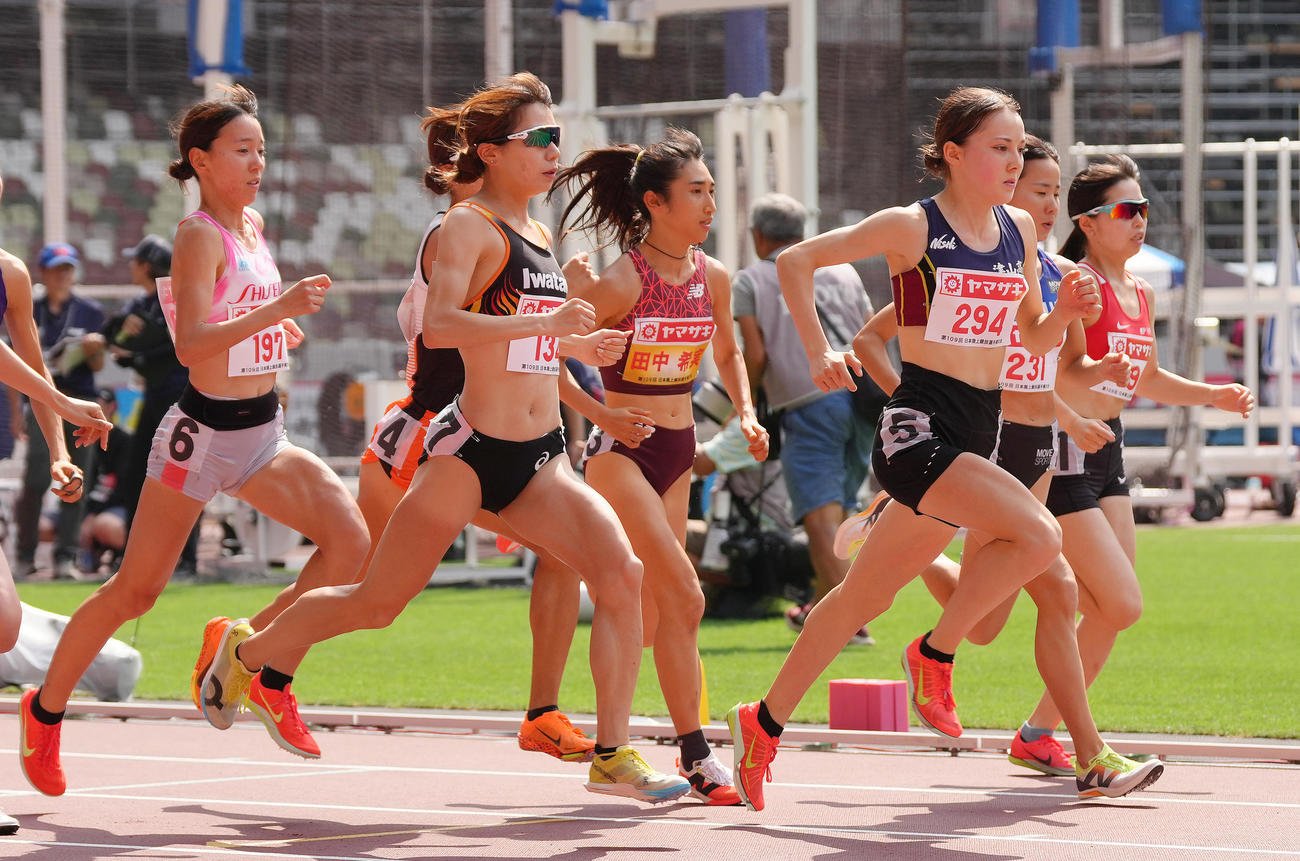 女子1500メートル予選1組のスタートで前に出るドルーリー（右から2人目）。中央は田中（撮影・足立雅史）