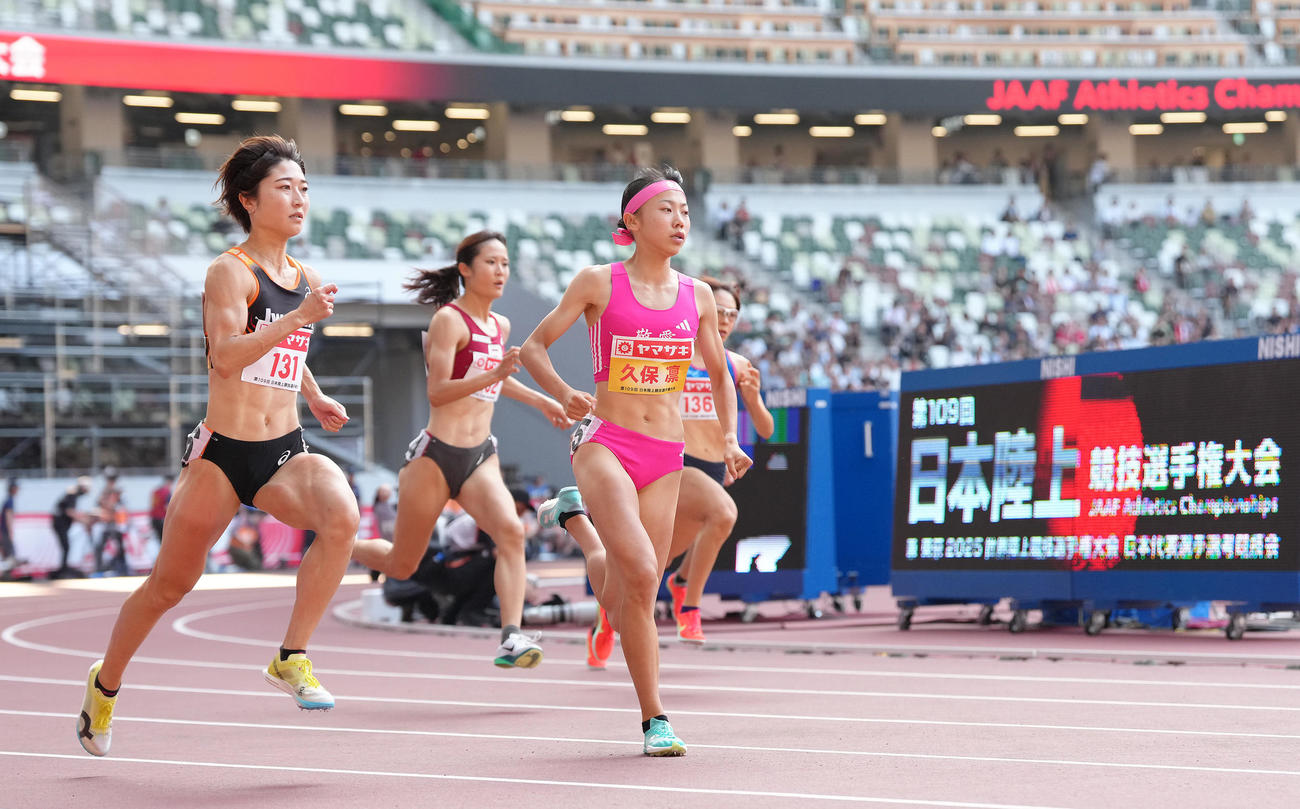女子800メートル決勝のスタート直後前に出る久保（右）（撮影・足立雅史）