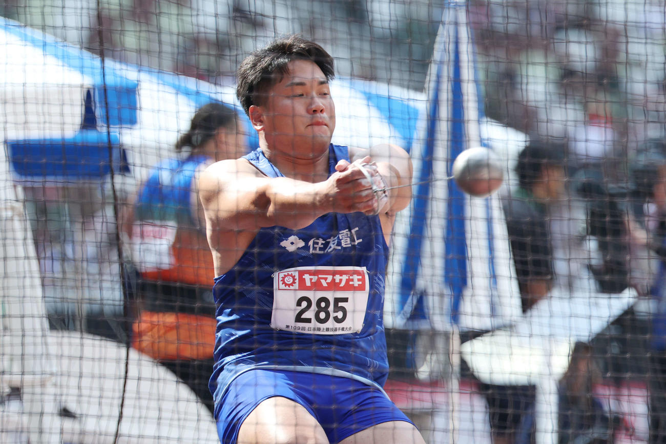 男子ハンマー投げ決勝　投てきする福田（撮影・宮地輝）