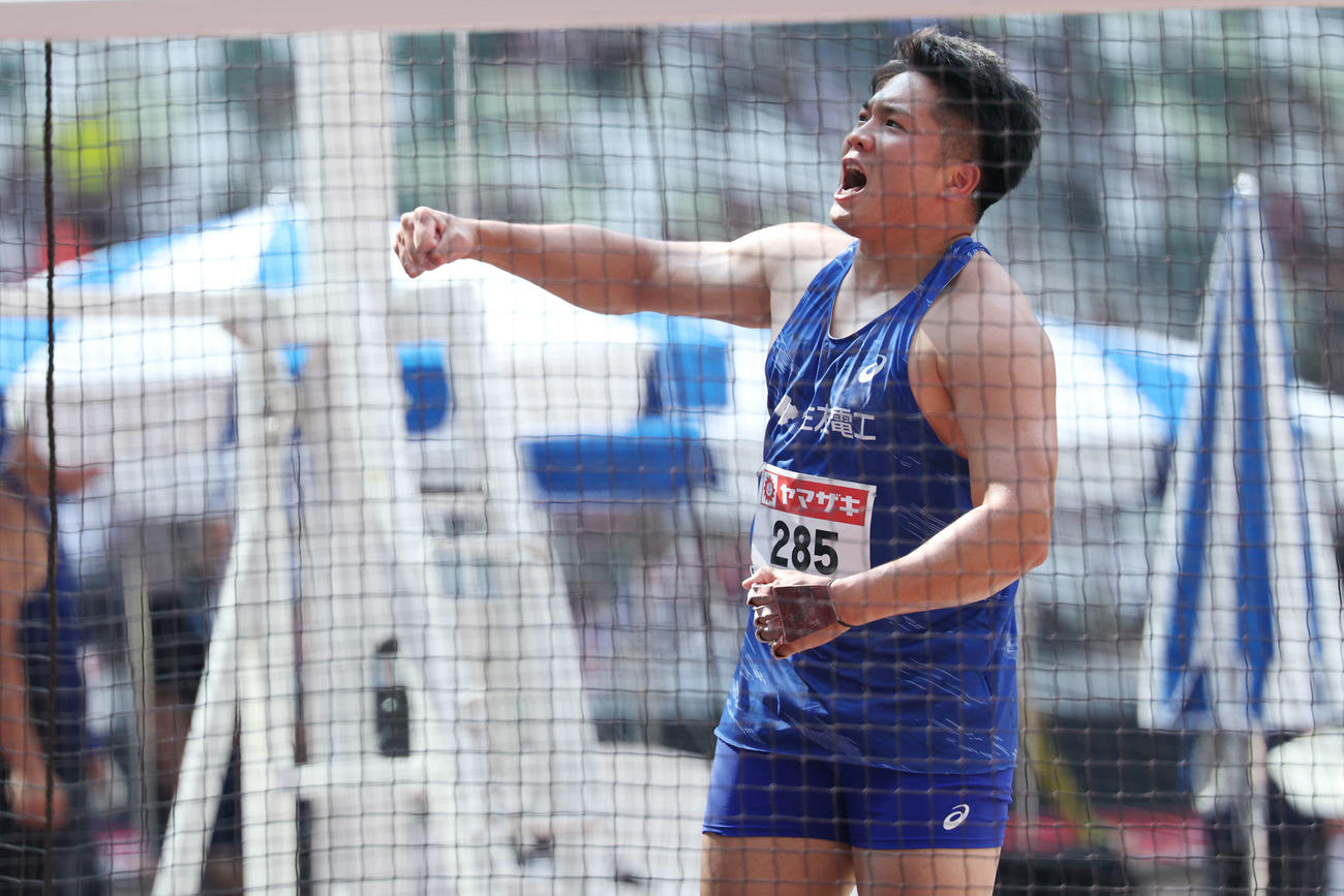男子ハンマー投げ決勝　ガッツポーズする福田（撮影・宮地輝）