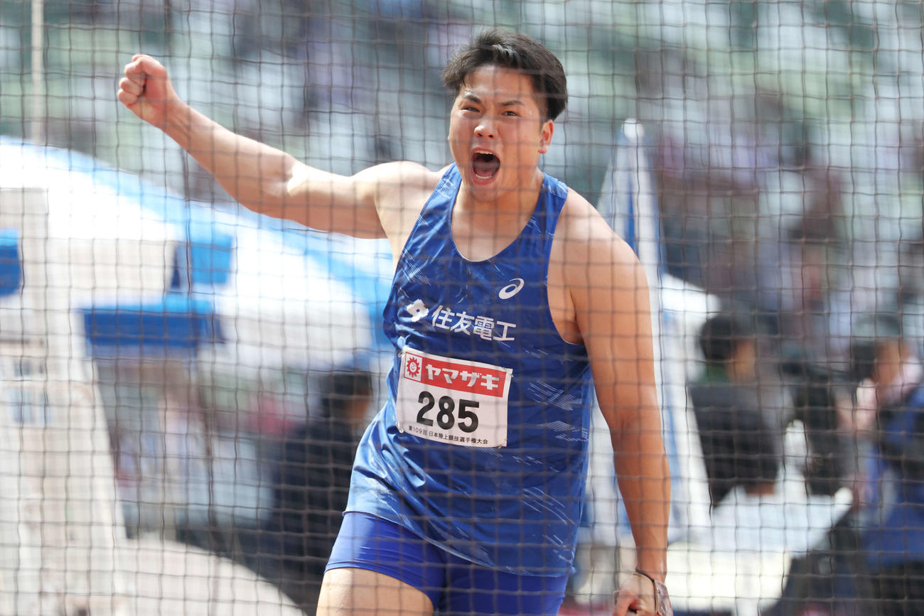 男子ハンマー投げ決勝　雄たけびを上げる福田（撮影・宮地輝）