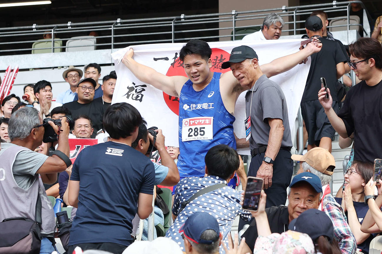 男子ハンマー投げで優勝した福田（撮影・宮地輝）