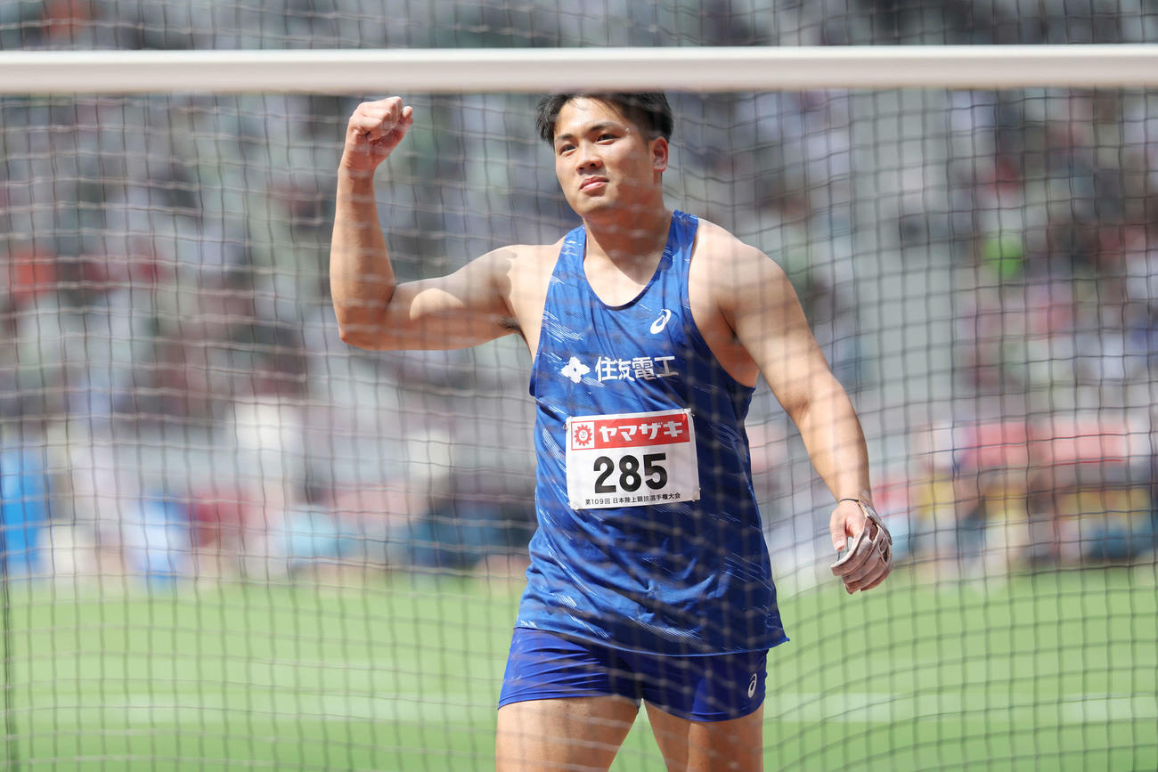男子ハンマー投げ決勝　ガッツポーズする福田（撮影・宮地輝）