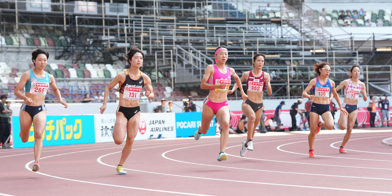 女子800メートル決勝のスタート直後、前に出る久保（中央）（撮影・足立雅史）