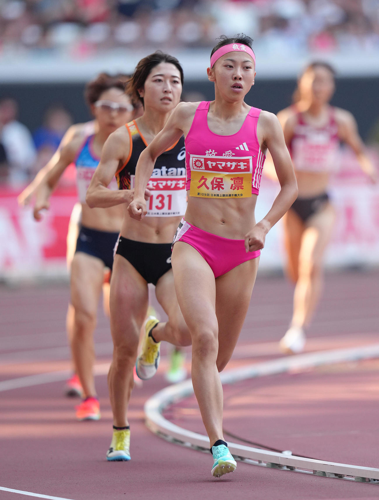 女子800メートル決勝を日本新記録で優勝した久保（右）（撮影・足立雅史）
