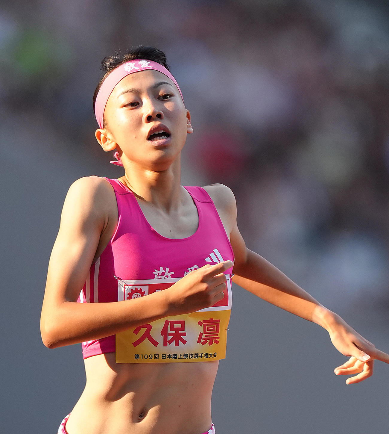 女子800メートル決勝を日本新記録で優勝した久保（撮影・足立雅史）