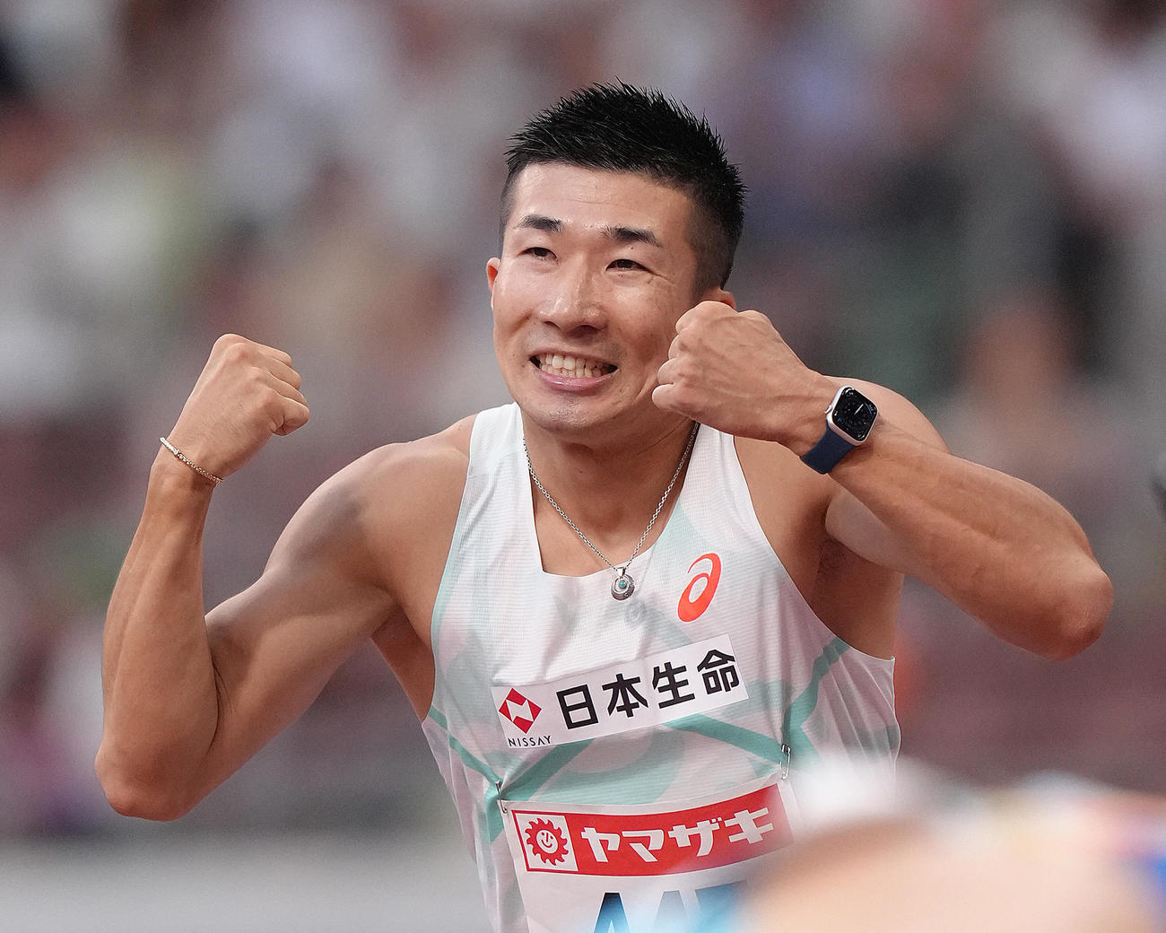 男子100メートル決勝で優勝しガッツポーズする桐生（撮影・足立雅史）