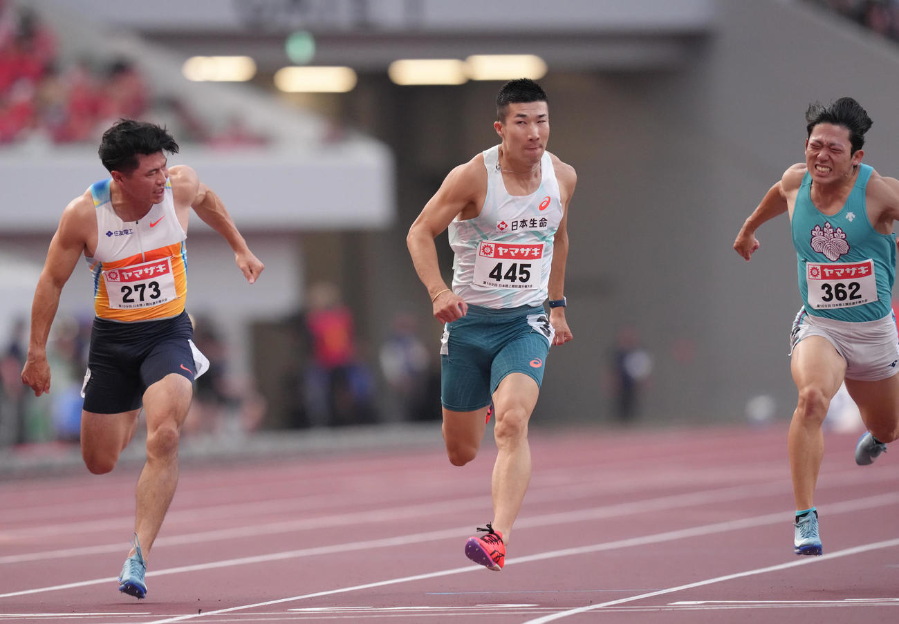 男子100メートル決勝で優勝した桐生（中央）（撮影・足立雅史）