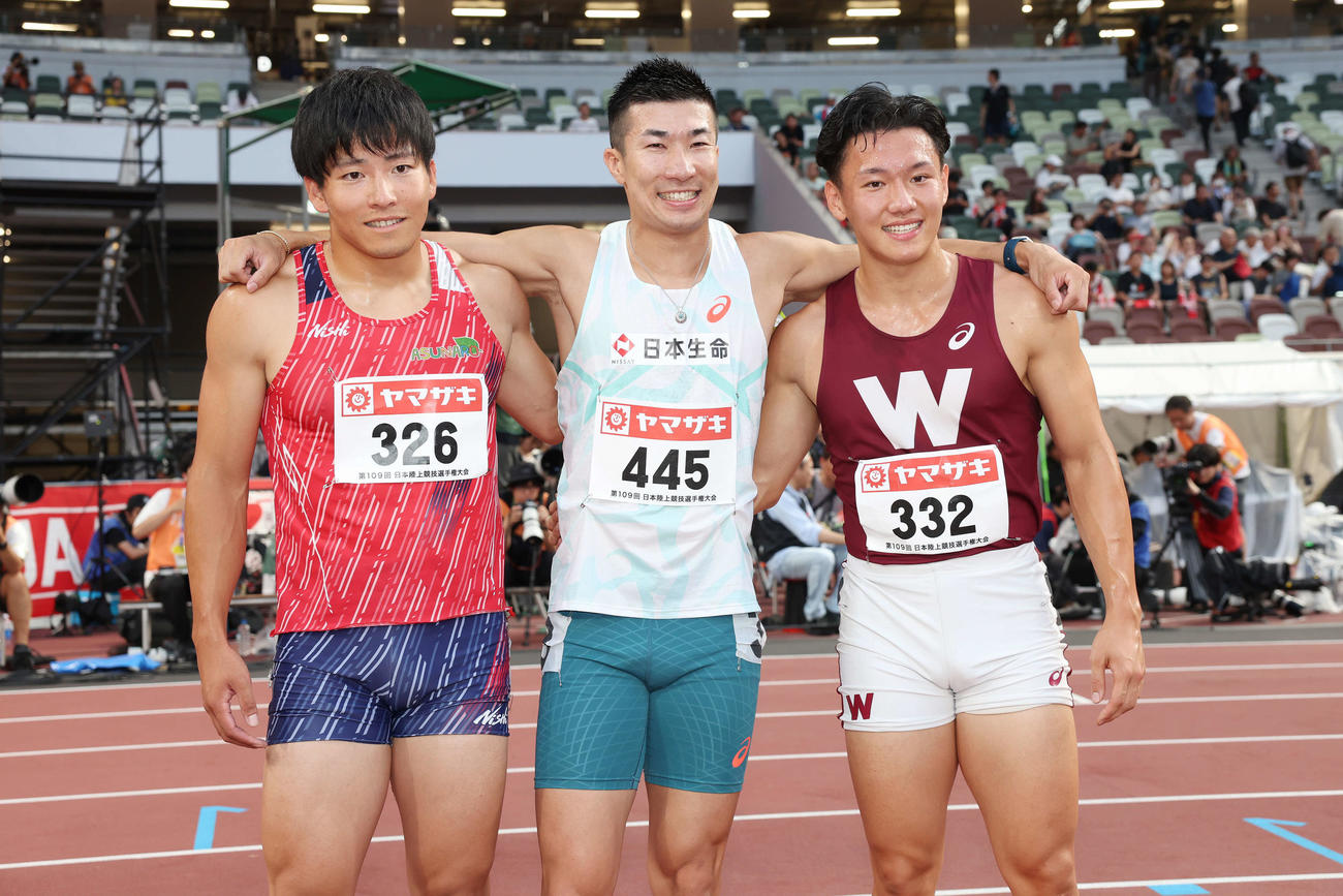 男子100メートル決勝　優勝した桐生（中央）、2位の大上（左）、3位の関口（撮影・宮地輝）