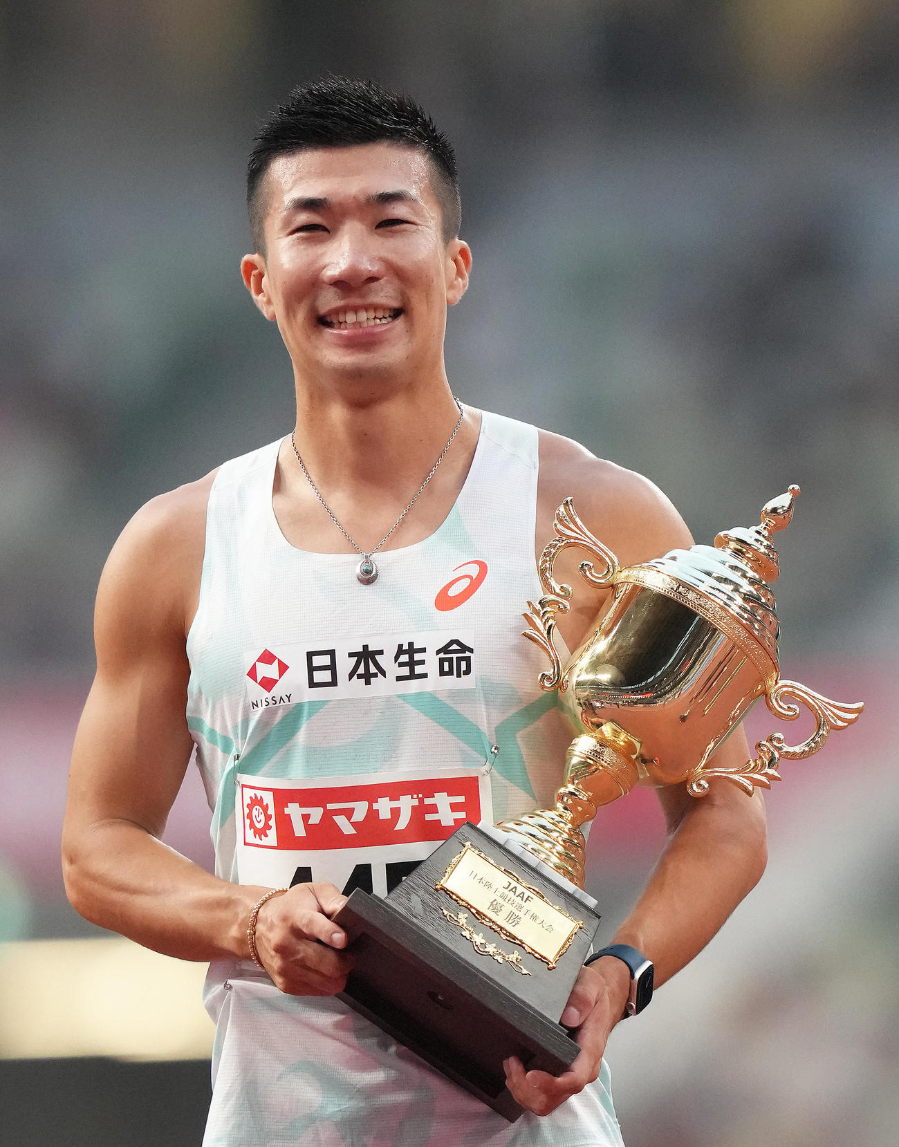 男子100メートル決勝で優勝し笑顔を見せる桐生（撮影・足立雅史）