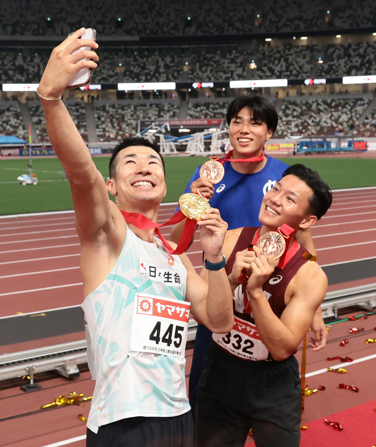 男子100メートル決勝　優勝し、選手たちと記念撮影する桐生祥秀（左）（代表撮影）