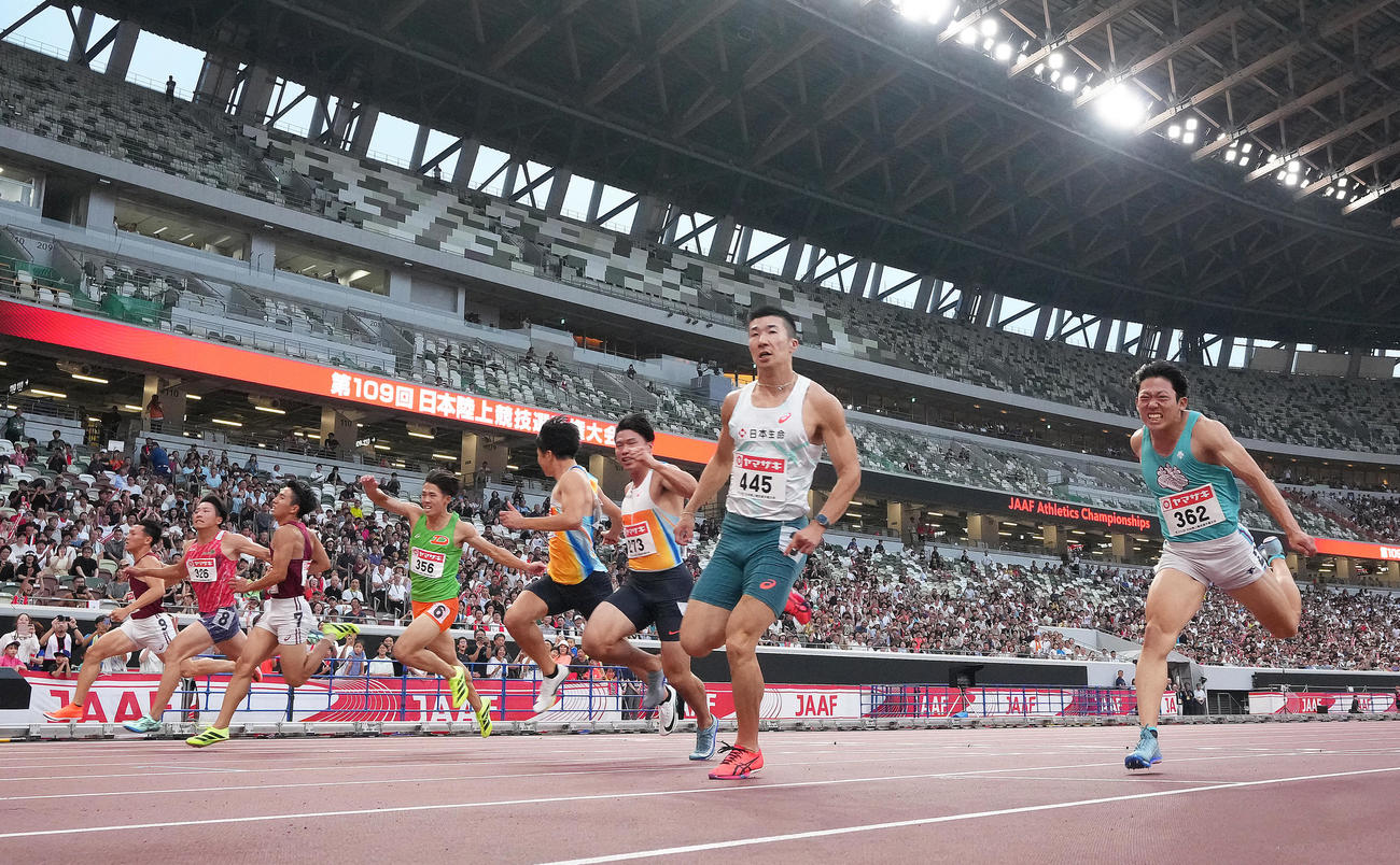 男子100メートル決勝で優勝した桐生（右から2人目）（撮影・足立雅史）