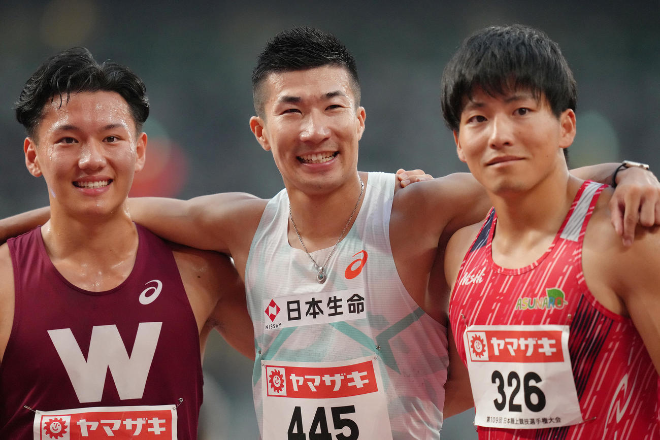 男子100メートル決勝で優勝の桐生（中央）は2位大上（右）、3位関口と笑顔で記念撮影（撮影・足立雅史）